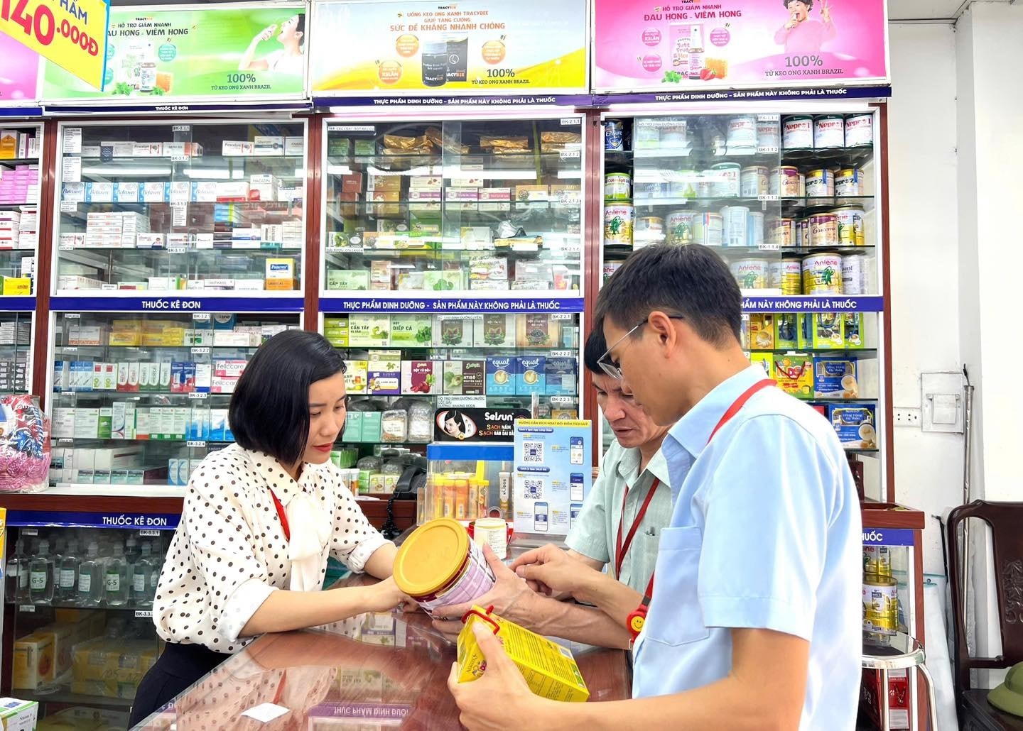 Lực lượng chức năng kiểm tra việc kinh doanh thuốc chữa bệnh, mỹ phẩm, thiết bị y tế, sản phẩm dinh dưỡng và thực phẩm bảo vệ sức khỏe trên địa bàn tỉnh Bắc Ninh. Lực lượng chức năng kiểm tra việc kinh doanh thuốc chữa bệnh, mỹ phẩm, thiết bị y tế, sản phẩm dinh dưỡng và thực phẩm bảo vệ sức khỏe trên địa bàn tỉnh Bắc Ninh.