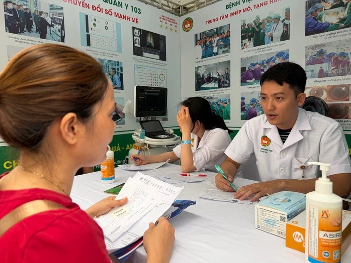 Thăm khám, tư vấn chăm sóc sức khỏe cho người dân.