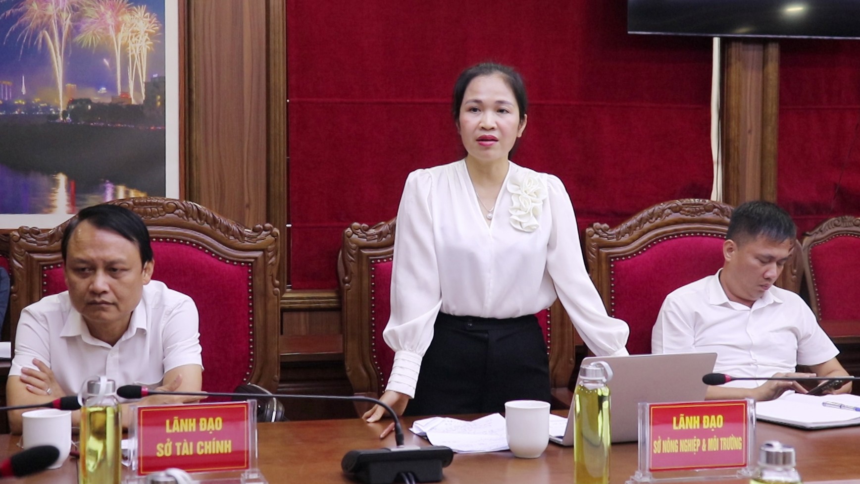 ผู้นำจากกระทรวงเกษตรและสิ่งแวดล้อมกล่าวในการประชุม sequence-01still188.jpg
