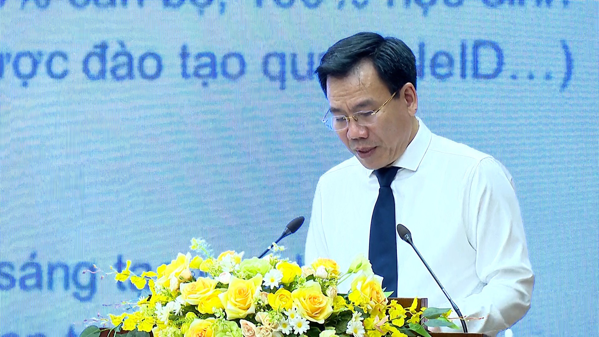 Đồng chí Dương Đức Huy, Ủy viên Ban Thường vụ, Trưởng Ban Tuyên giáo và Dân vận Tỉnh ủy phát biểu tại hội nghị. sequence-0100-01-41-14still039.jpg