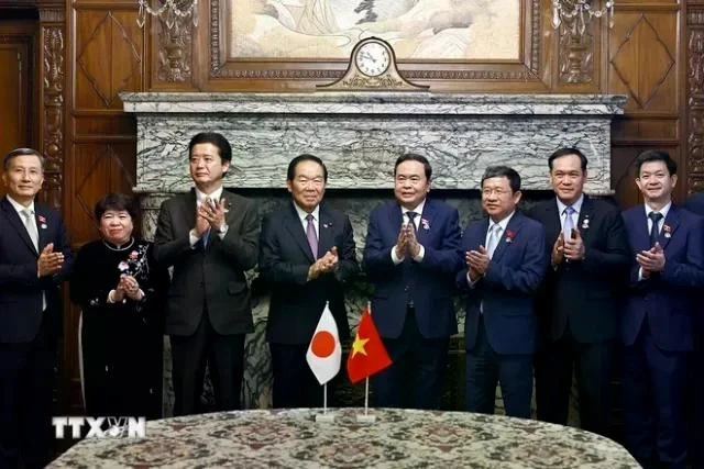 Chủ tịch Quốc hội Trần Thanh Mẫn và Chủ tịch Hạ viện Nhật Bản Nukaga Fukushiro với đại biểu.