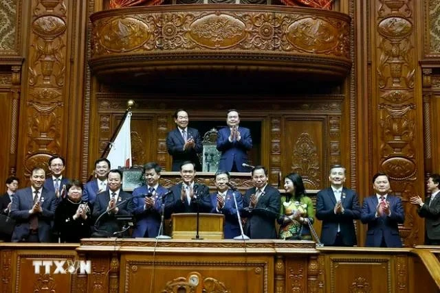 Chủ tịch Quốc hội Trần Thanh Mẫn và Chủ tịch Hạ viện Nhật Bản Nukaga Fukushiro tham quan phòng họp Hạ viện Nhật Bản.