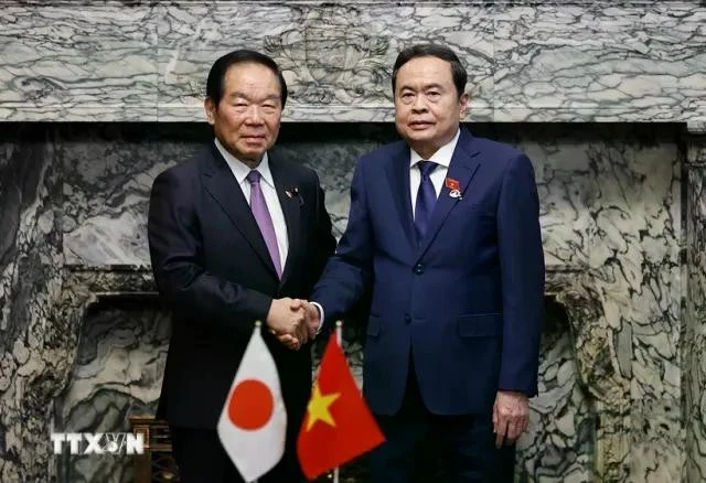 Chủ tịch Quốc hội Trần Thanh Mẫn và Chủ tịch Hạ viện Nhật Bản Nukaga Fukushiro chụp ảnh chung.