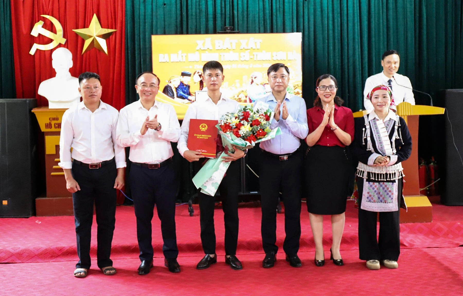 lanh-dao-xa-bat-xat-tang-hoa-chuc-mung.jpg