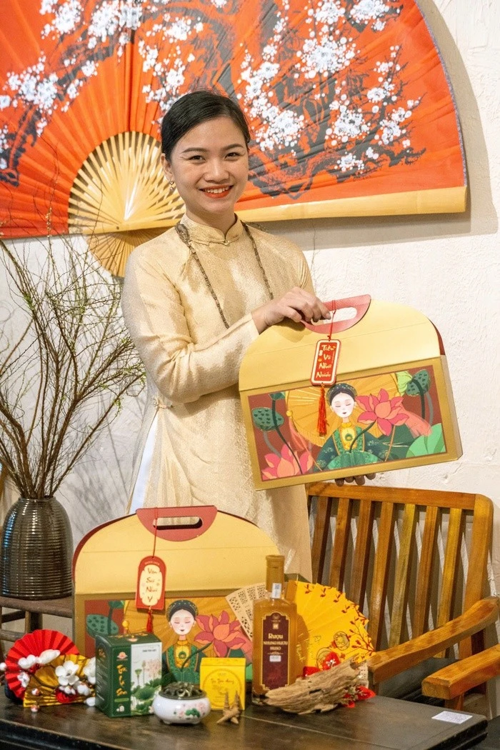Chị Nguyễn Thị Huyền Trang kết hợp nhiều sản phẩm OCOP vào bộ quà tết