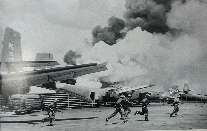 Bộ đội Quân đoàn 3 đánh chiếm sân bay Tân Sơn Nhất ngày 30-4-1975. Ảnh tư liệu