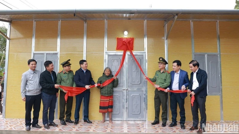 Lãnh đạo Bộ Công an và tỉnh Quảng Trị bàn giao nhà mới cho người dân tại huyện miền núi Hướng Hóa.