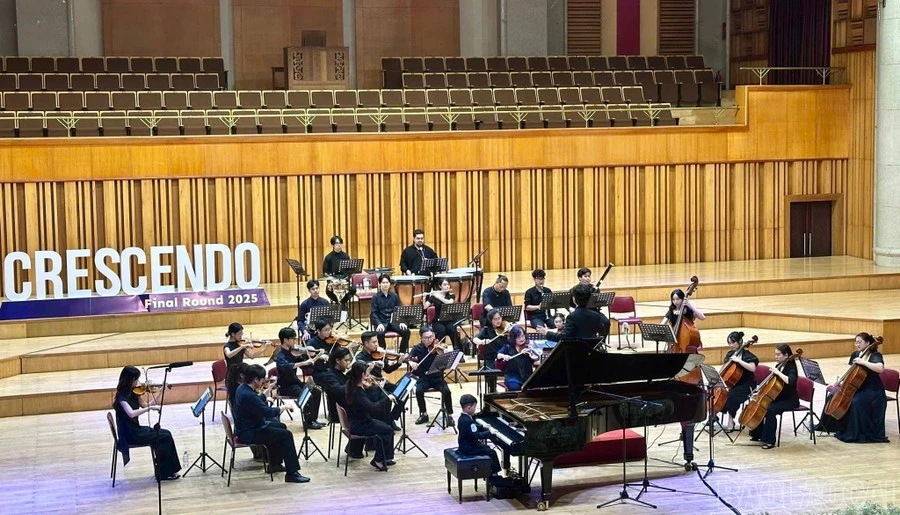 Thí sinh Lào Cai thực hiện tiết mục dự thi hòa tấu piano với dàn nhạc chuyên nghiệp tại cuộc thi Crescendo 2025.