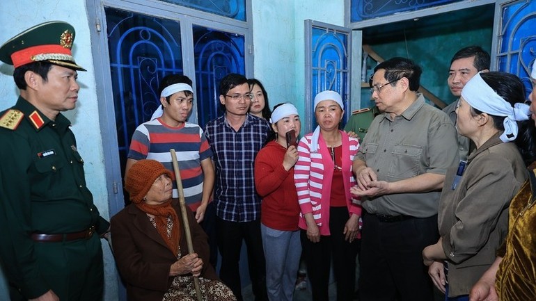 Thủ tướng Phạm Minh Chính thăm, động viên thân nhân gia đình có người bị thiệt mạng do mưa lũ.