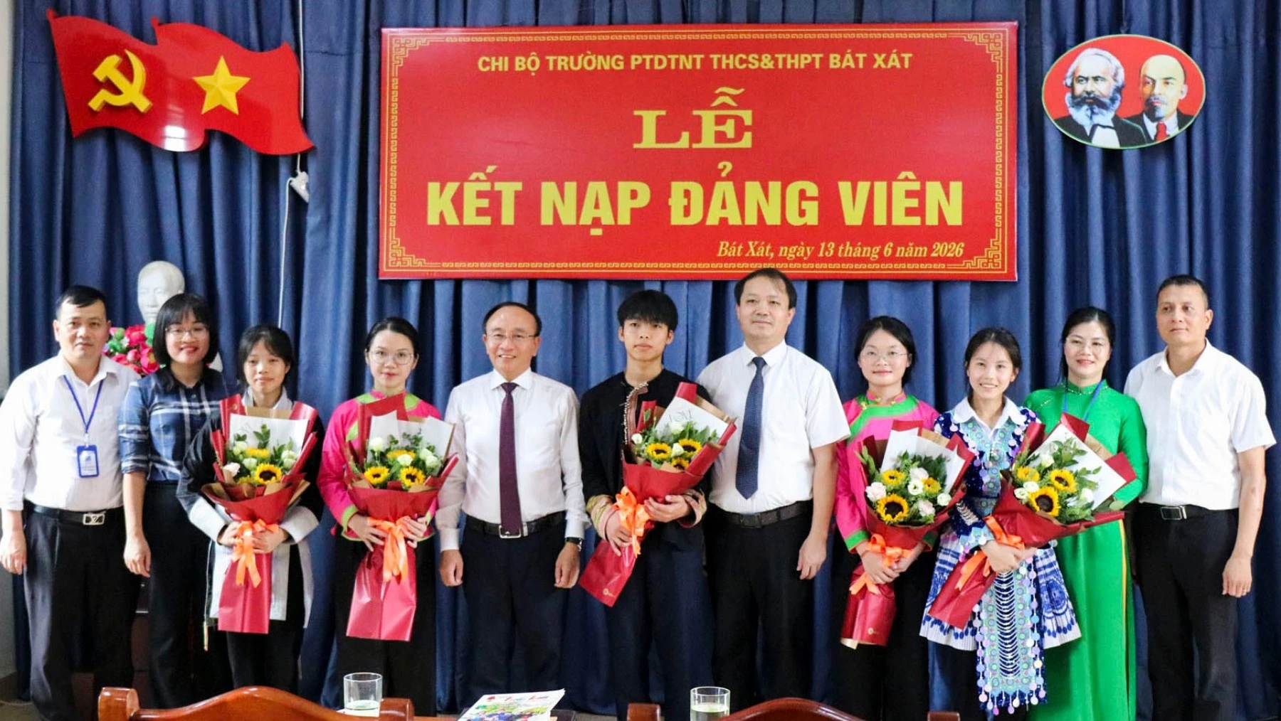 thuong-truc-dang-uy-xa-tang-hoa-chuc-mung-chi-uy-chi-bo-va-cac-dang-vien-moi-2317.jpg