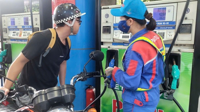 A user still decided to fill up with RON 95-V gasoline after being advised to try E10. Một người dùng vẫn quyết định đổ xăng RON 95-V sau khi được tư vấn dùng thử E10.