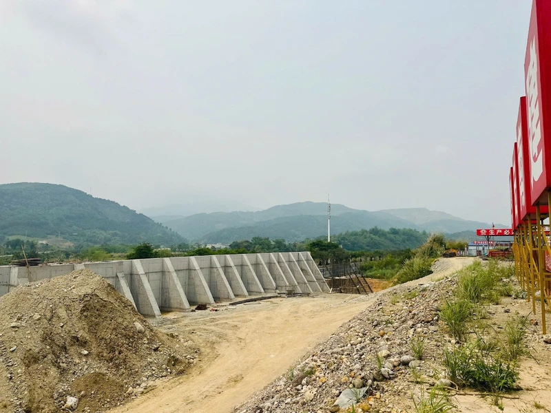 Phía đầu cầu Trung Quốc, cầu đường bộ qua sông Hồng đã hoàn thành 40% tiến độ thi công.