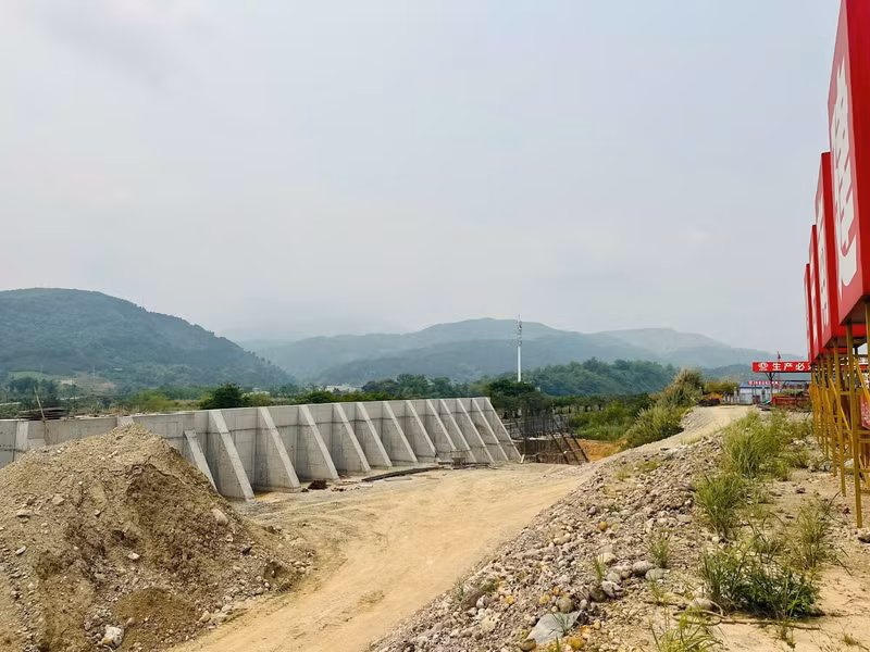 Phía đầu cầu Trung Quốc, cầu đường bộ qua sông Hồng đã hoàn thành 40% tiến độ thi công.