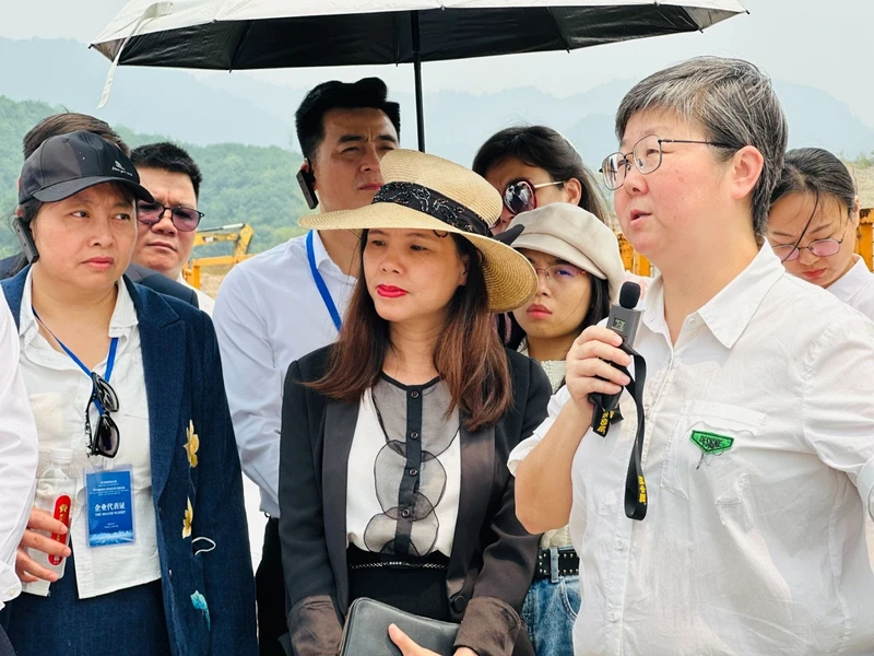 Đoàn giao dịch thương mại Việt Nam tại Vân Nam (Trung Quốc) do Cục Xúc tiến thương mại (Bộ Công Thương) chủ trì với sự tham gia của 30 doanh nghiệp và 8 tỉnh, thành lưu vực sông Hồng.