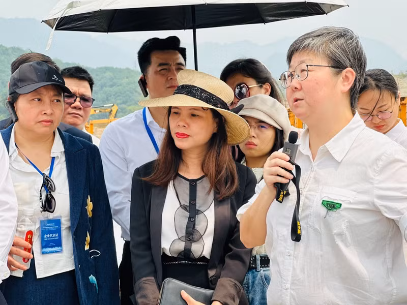 Đoàn giao dịch thương mại Việt Nam tại Vân Nam (Trung Quốc) do Cục Xúc tiến thương mại (Bộ Công Thương) chủ trì với sự tham gia của 30 doanh nghiệp và 8 tỉnh, thành lưu vực sông Hồng.