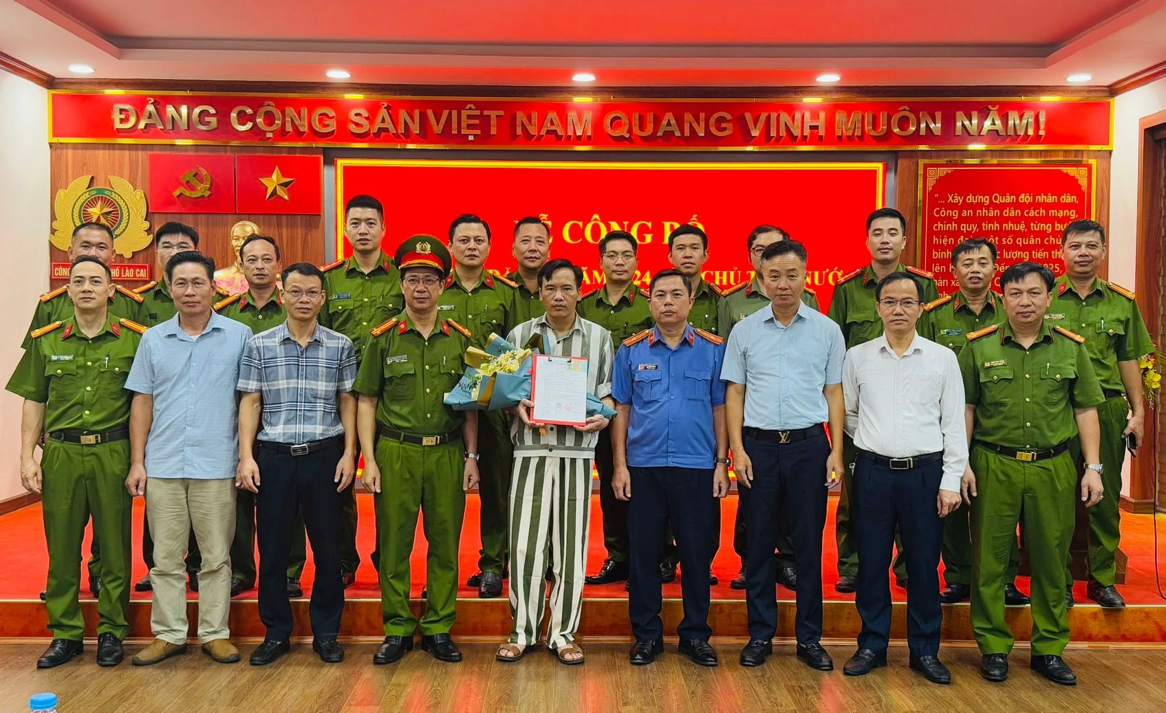 Đại diện các ngành và lực lượng Công an Thành phố Lào Cai trao quyết định đặc xá cho phạm nhân.jpg