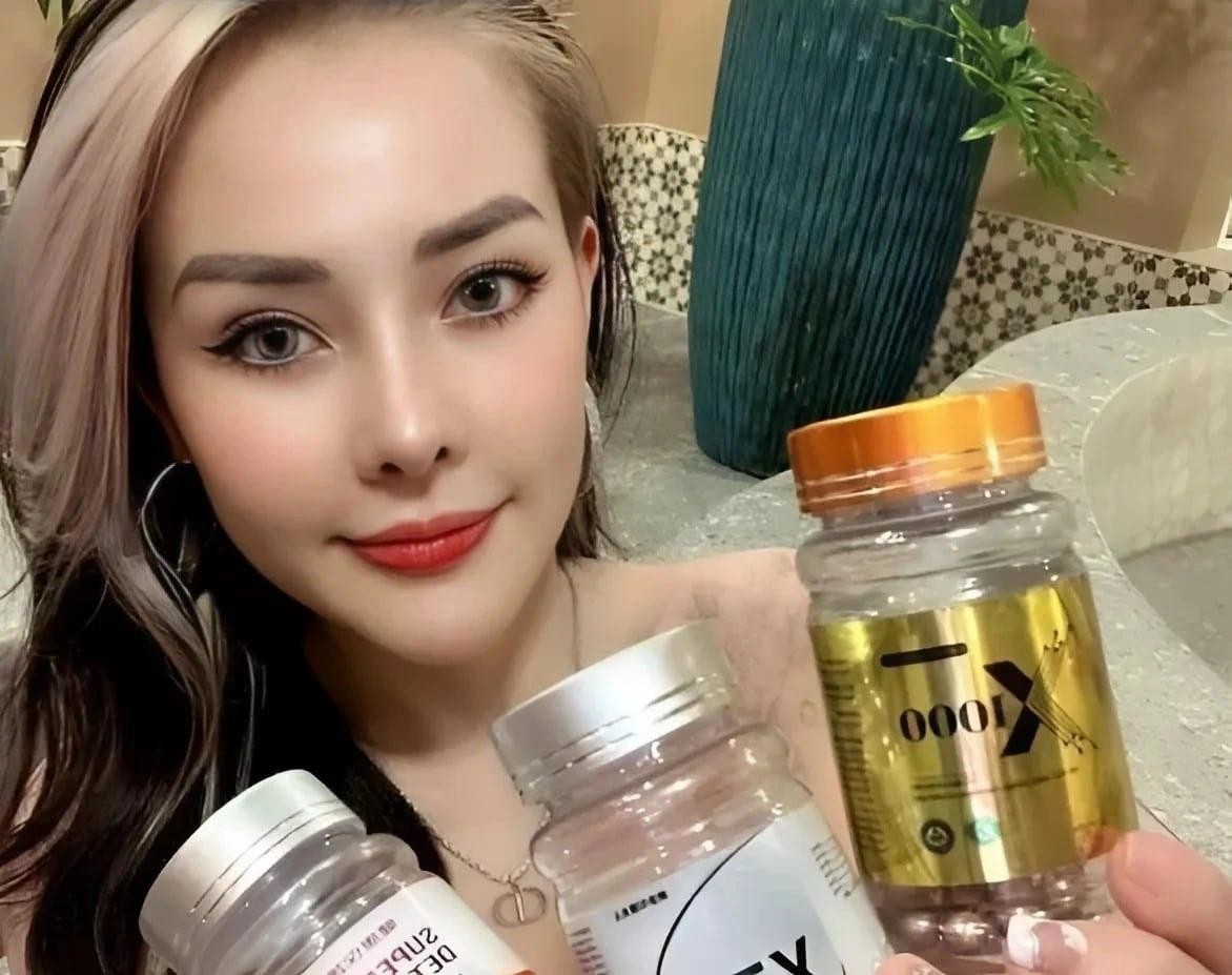 DJ Ngan 98 introduces weight loss pills on her personal Facebook. DJ Ngân 98 giới thiệu các viên uống giảm cân trên Facebook cá nhân.