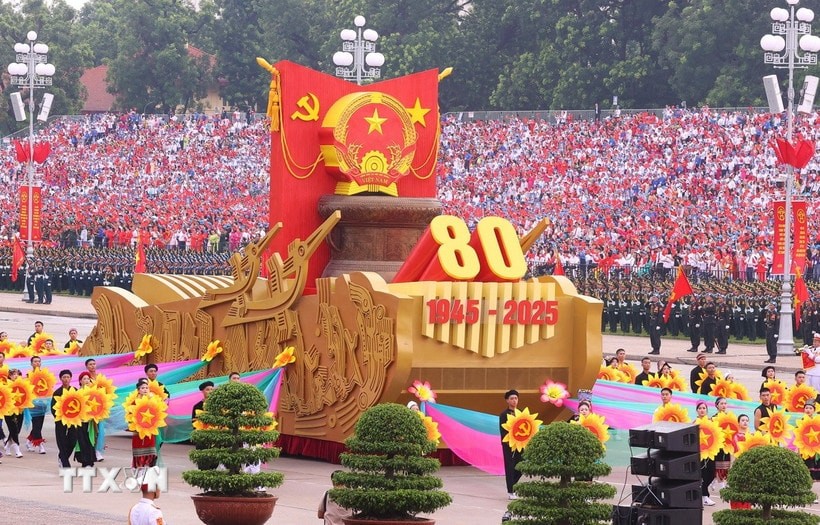 Xe mô hình Quốc huy nước Cộng hòa xã hội chủ nghĩa Việt Nam đi đầu khối diễu binh, diễu hành. Xe mô hình Quốc huy nước Cộng hòa xã hội chủ nghĩa Việt Nam đi đầu khối diễu binh, diễu hành.