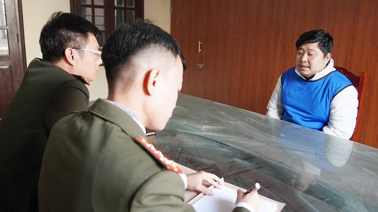 Công an xét hỏi đối tượng Nguyễn Băng Thảo.