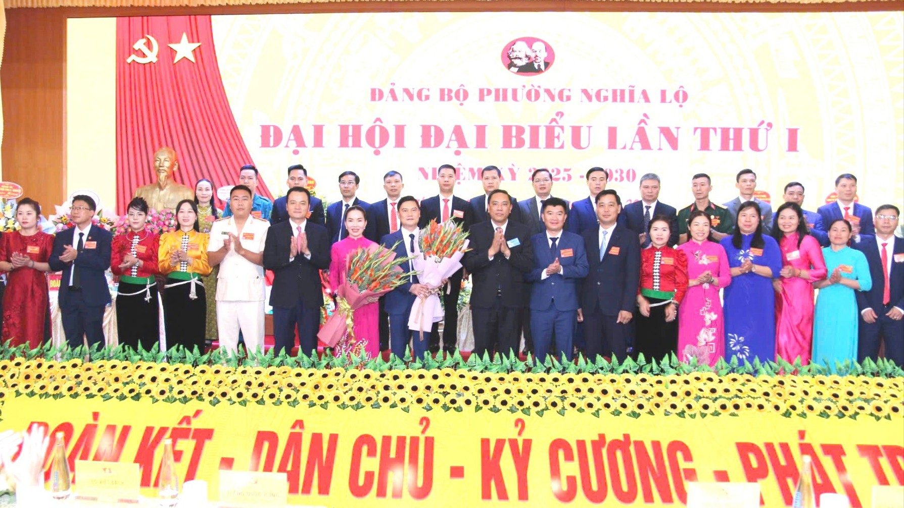 Các đồng chí lãnh đạo tỉnh tặng hoa chúc mừng Ban Chấp hành Đảng bộ phường Nghĩa Lộ. tangj-hoa-728.jpg