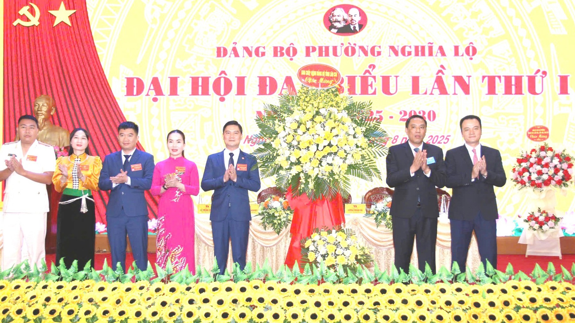 Đồng chí Phó Bí thư Thường trực Tỉnh ủy và Trưởng ban Nội chính Tỉnh ủy tặng hoa chúc mừng đại hội. tang-hoa-2031-copy.jpg
