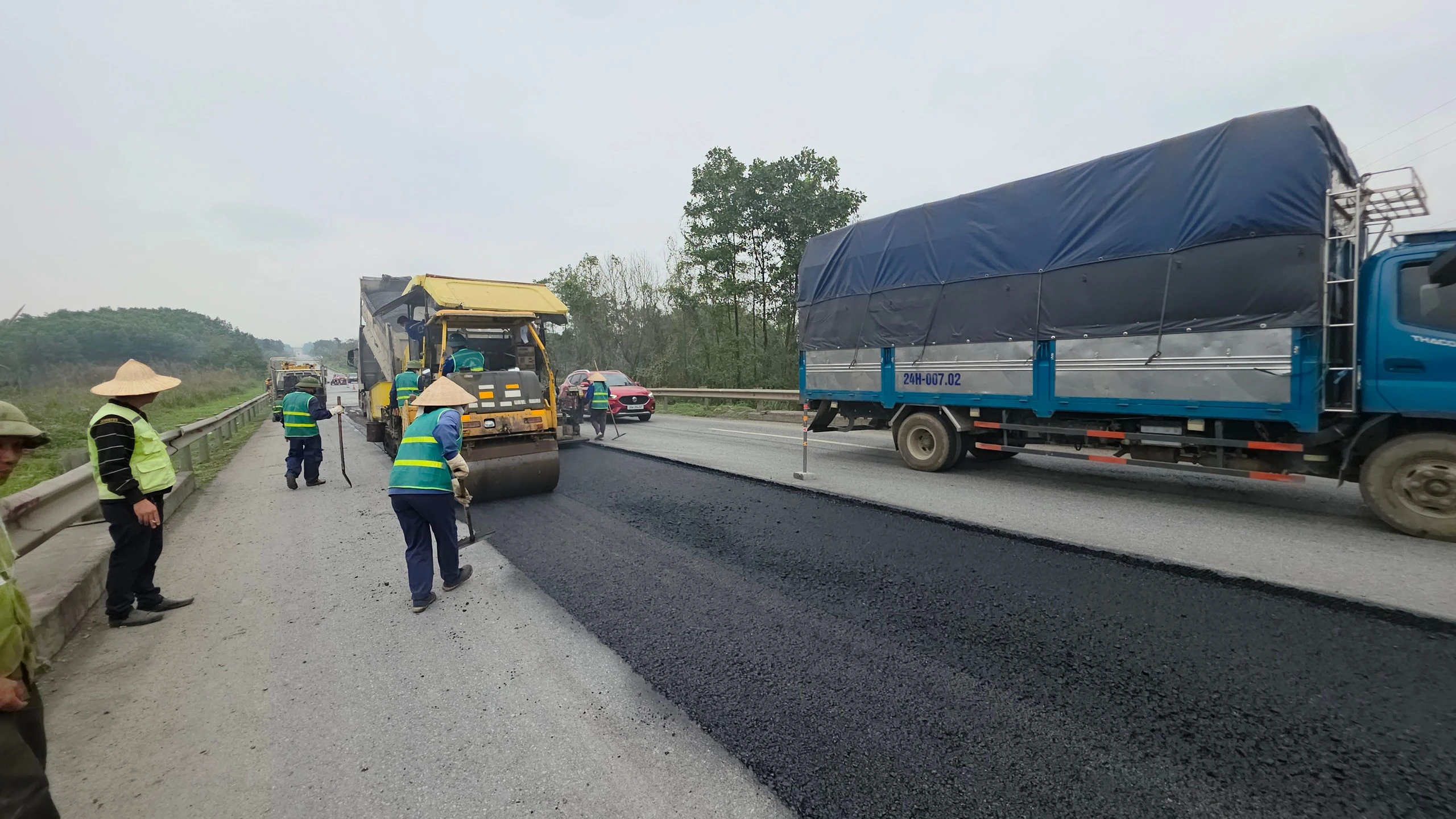 Dưới cái nắng như đổ lửa, những công nhân sửa chữa đường vẫn miệt mài làm việc. Mồ hôi đẫm lưng áo, gương mặt sạm nắng, không quạt, không máy điều hòa, ở họ chỉ có lòng kiên cường và trách nhiệm giữ cho những cung đường an toàn, thông suốt. Tiếng máy cắt, tiếng búa đập vang lên giữa tiết trời oi ả.