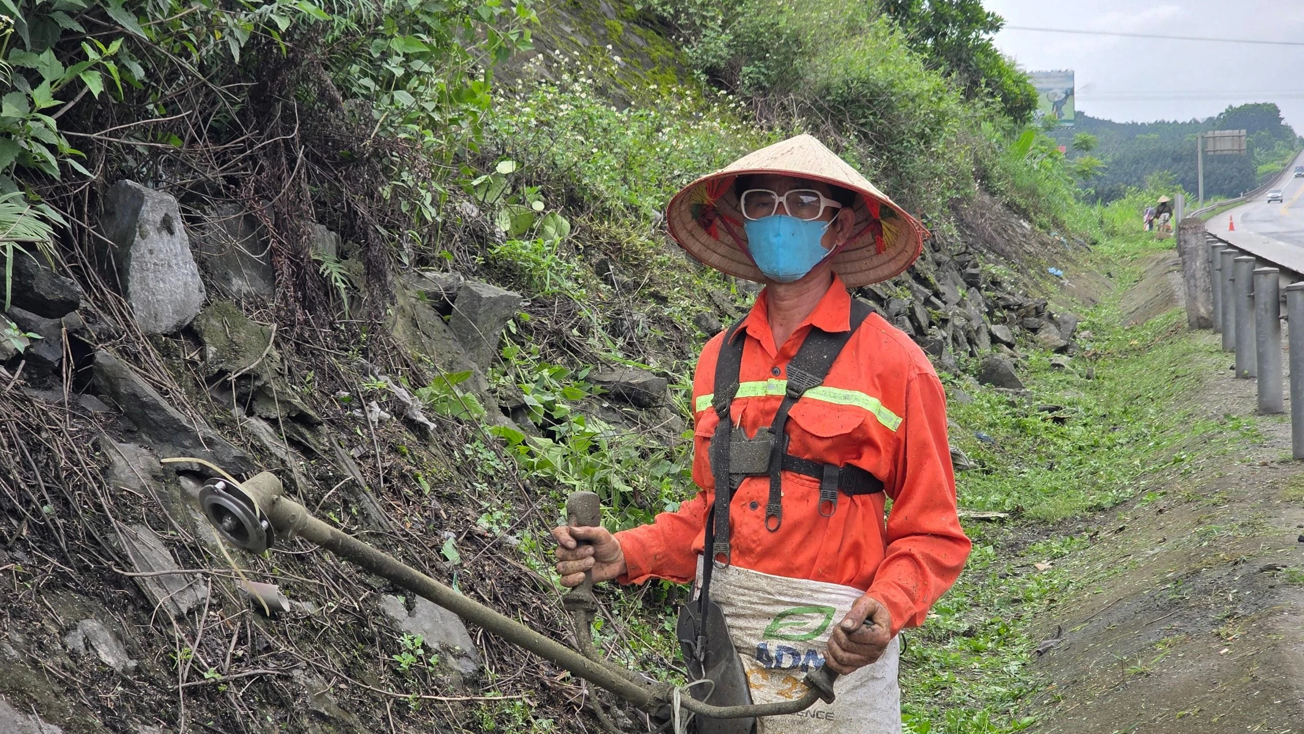 Dù nhiệt độ ngoài trời có lúc lên đến hơn 40 độ C, họ vẫn phải khoác trên mình bộ đồ bảo hộ kín mít, đứng trên mặt đường rực nóng như chảo lửa. Mỗi bước chân đều in dấu sự nhọc nhằn. Nhưng vượt lên tất cả là niềm tự hào khi mỗi đoạn đường hoàn thành, thêm một minh chứng cho mồ hôi, công sức của họ. Nắng nóng không khuất phục được những con người kiên cường ấy.