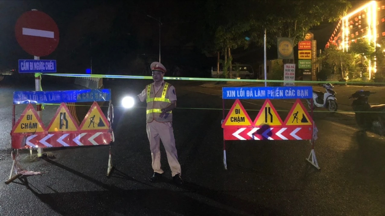 Lực lượng CSGT nhanh chóng có mặt, thiết lập rào chắn và phân luồng giao thông tại khu vực sạt lở trên Quốc lộ 4D vào đêm 25/9.