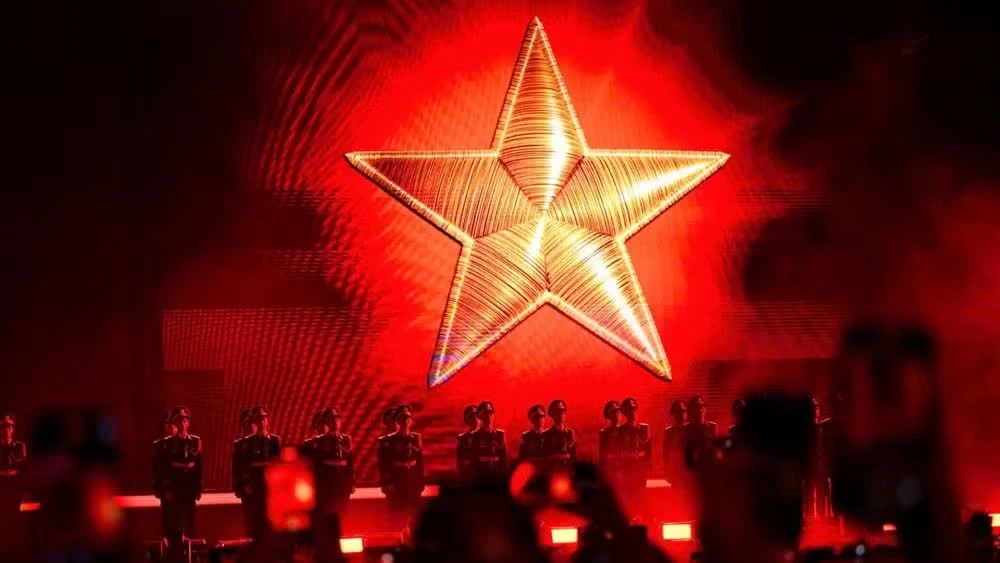 “Tổ quốc trong tim” - chương trình nghệ thuật đặc biệt do Báo Nhân Dân, Ủy ban nhân dân thành phố Hà Nội phối hợp tổ chức.