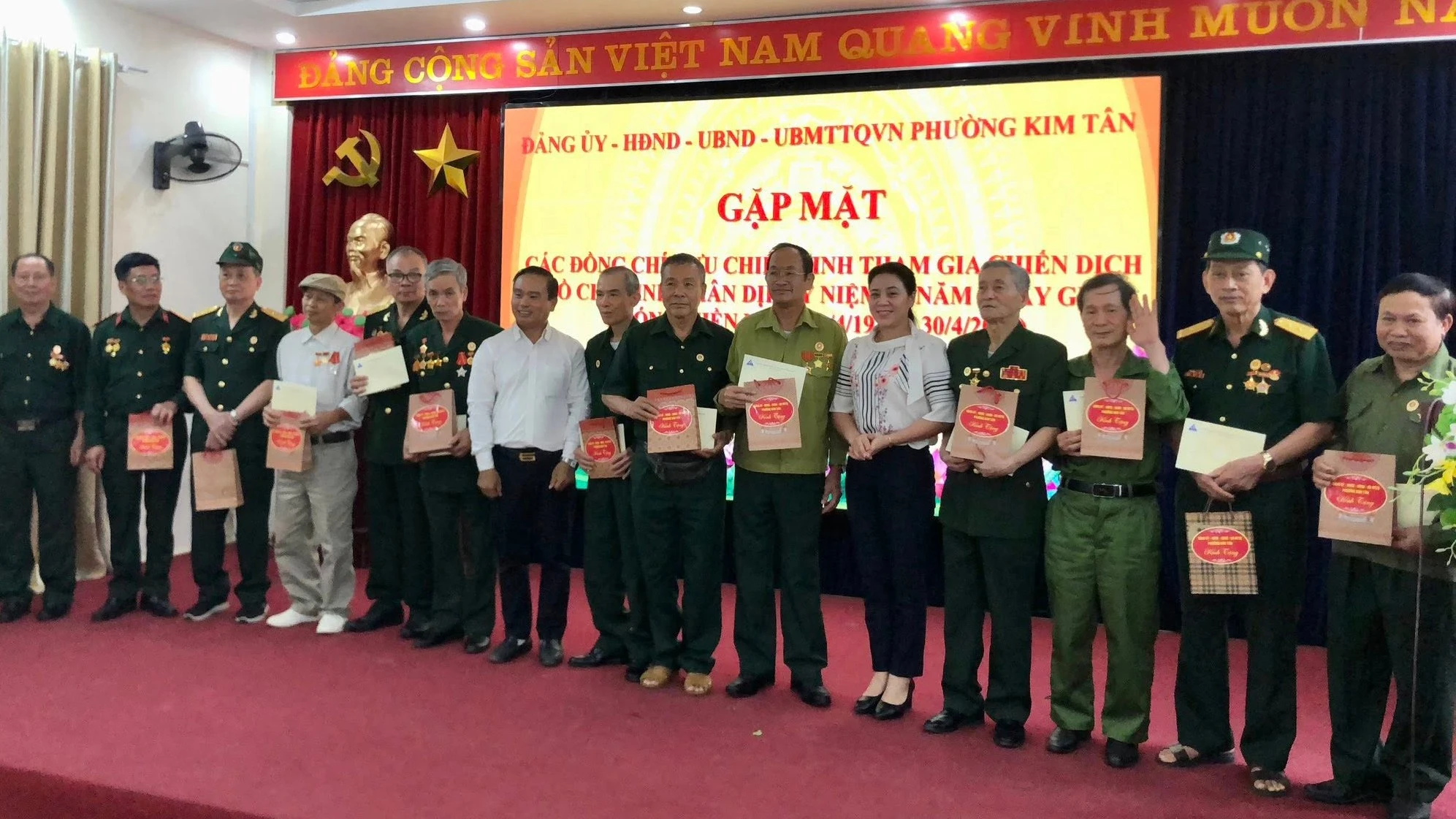 Trao quà cho các cựu chiến binh phường Kim Tân.