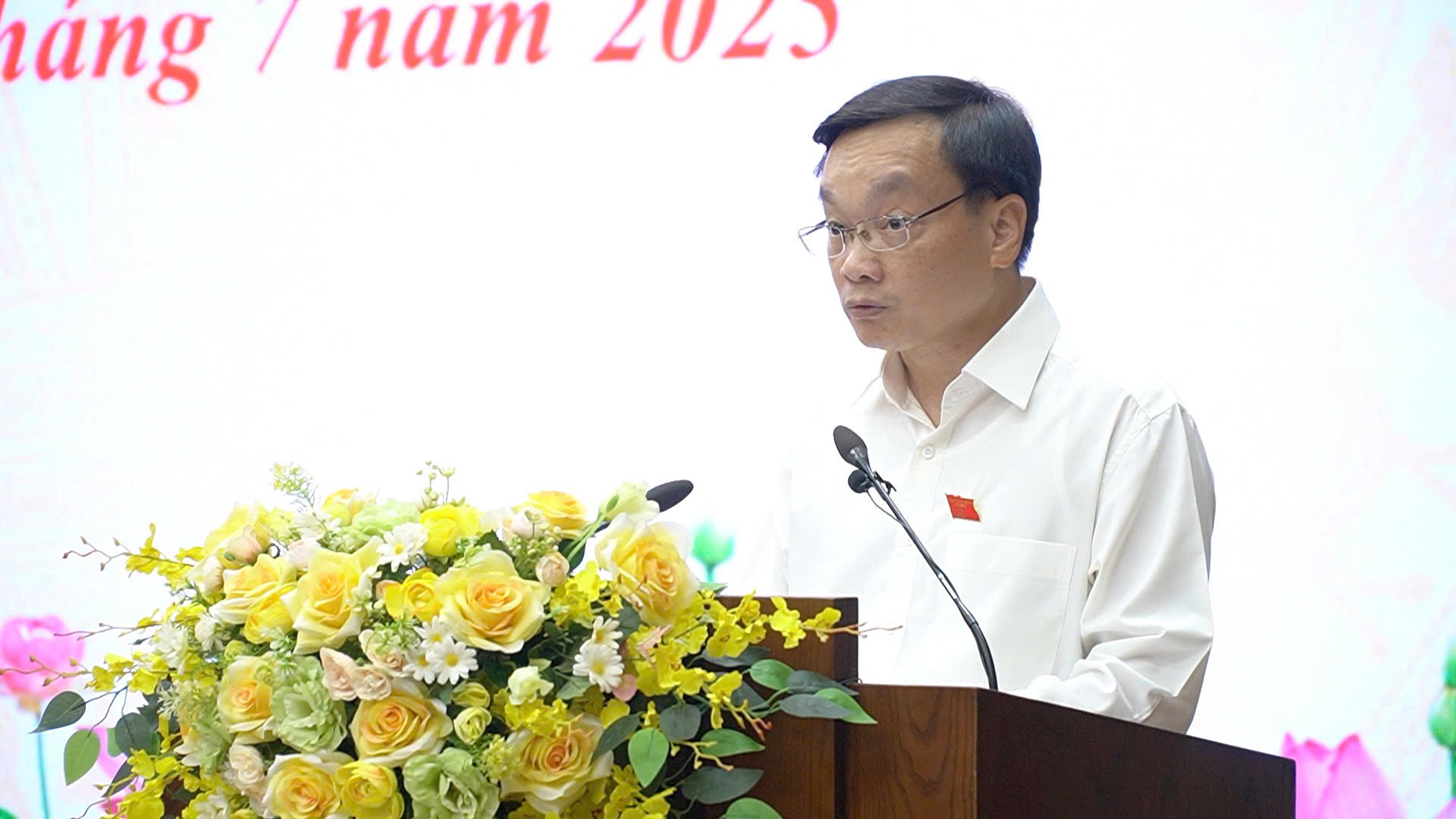 Giám đốc Sở Tài chính trình bày các dự thảo tờ trình tại kỳ họp. z6858677643306-58e7614bd0af46156ed0f31b373de709.jpg