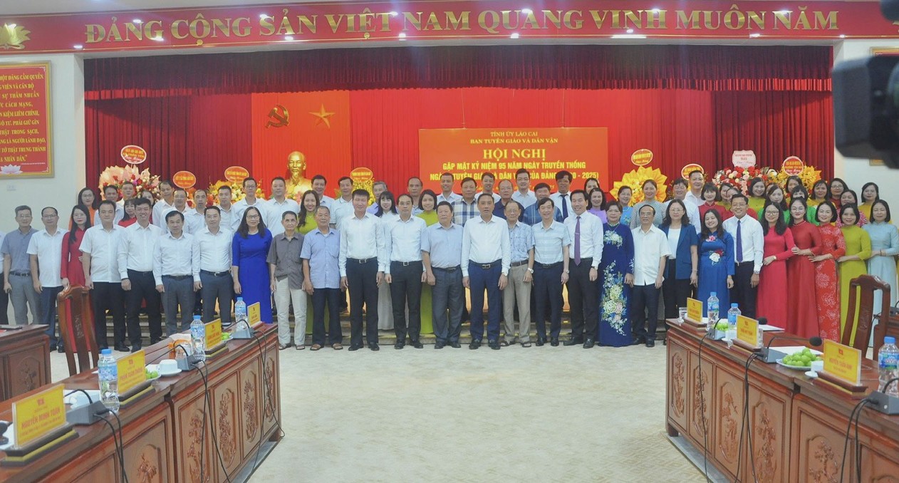 Các đồng chí Thường trực Tỉnh ủy chụp ảnh lưu niệm cùng các thế hệ cán bộ công tác trong ngành Tuyên giáo và Dân vận của tỉnh. z6860485987997-295869700d03f9ab7d75c2bd30397ca8.jpg