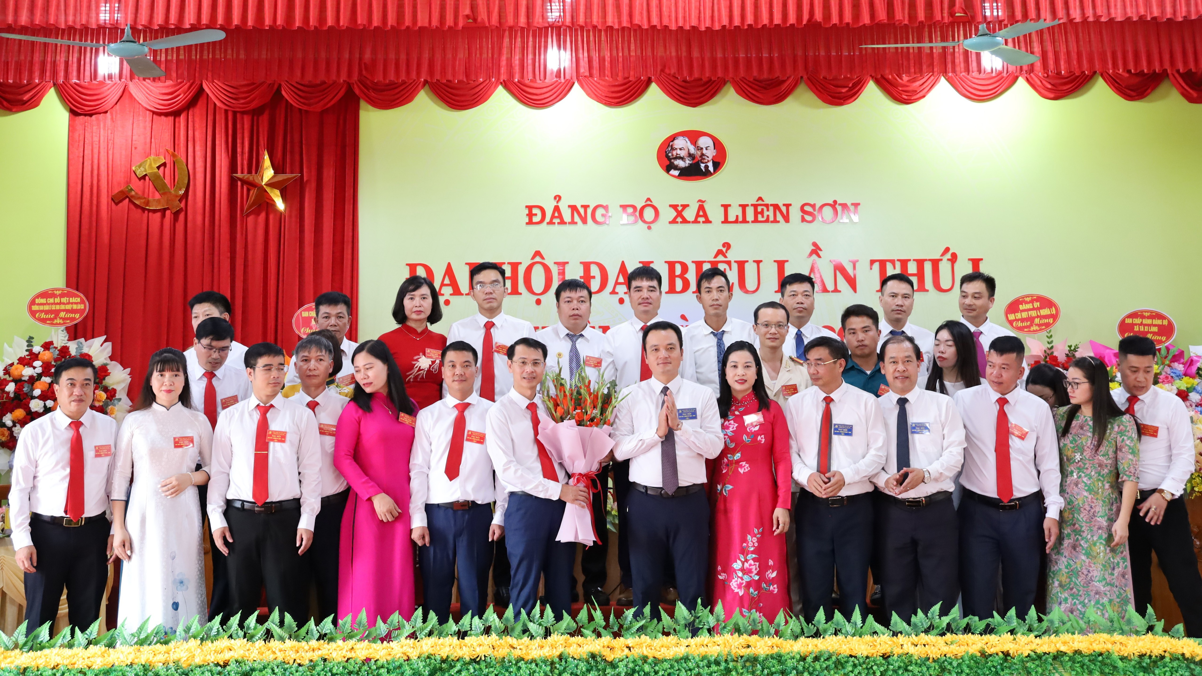 Đồng chí Giàng Quốc Hưng chúc mừng Ban Chấp hành Đảng bộ xã Liên Sơn, nhiệm kỳ 2025 – 2030. img-2166.jpg