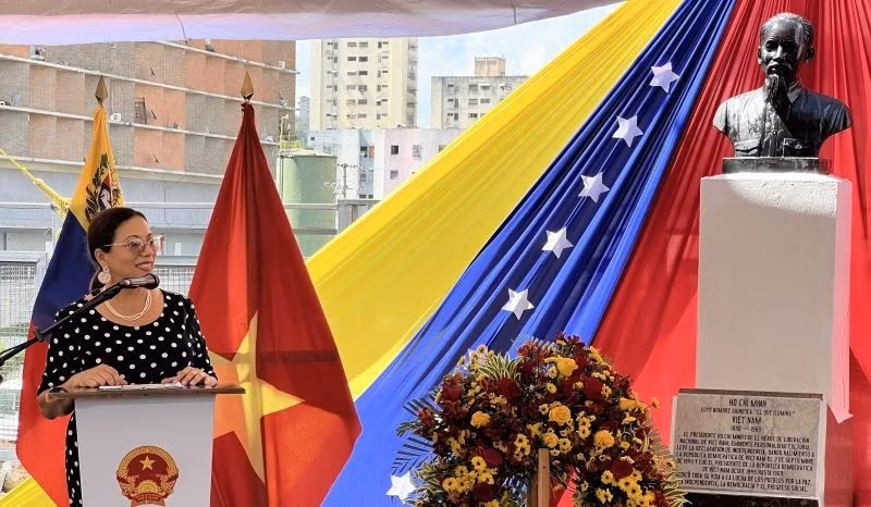 Bà Tania Díaz, Ủy viên Bộ Chính trị, Phó Chủ tịch phụ trách đối ngoại Đảng Xã hội Chủ nghĩa Thống nhất Venezuela phát biểu tại Lễ kỷ niệm.