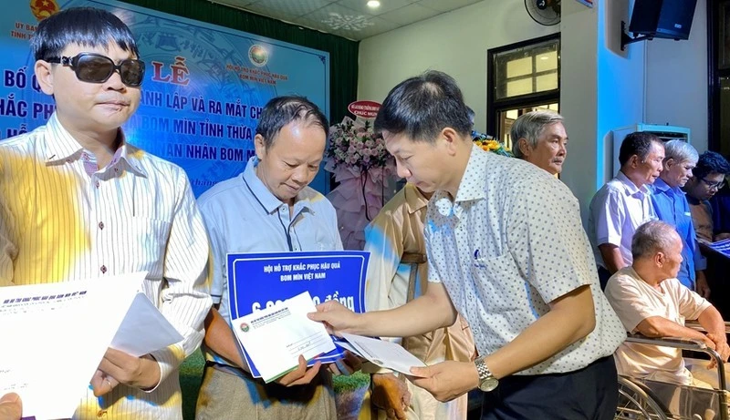 Trao quà hỗ trợ phát triển sinh kế đến nạn nhân bom mìn có hoàn cảnh khó khăn tại tỉnh Thừa Thiên Huế.