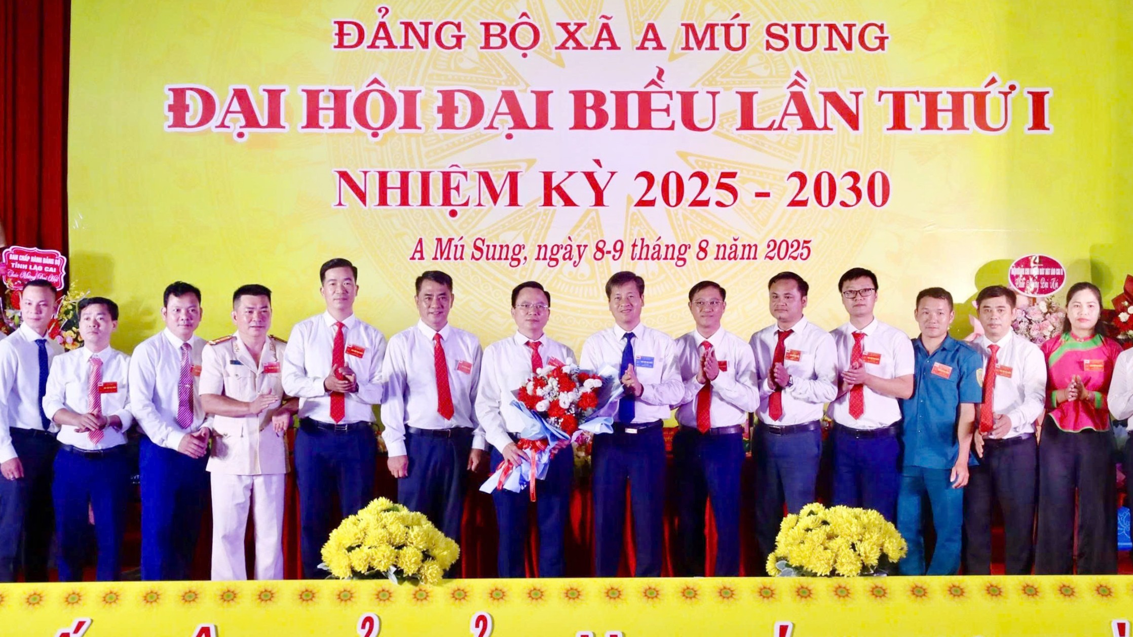 Ban Chấp hành Đảng bộ xã A Mú Sung, nhiệm kỳ 2025 - 2030 ra mắt tại đại hội. br-z6890386212368-f64834bbb9c34224080654e9a7ee7b42.jpg