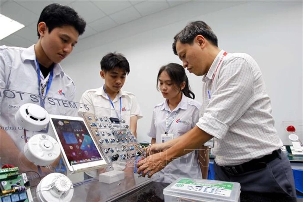Giảng viên Khoa công nghệ điện tử Trường Đại học Công nghiệp Thành phố Hồ Chí Minh hướng dẫn sinh viên học tập, nghiên cứu tại Phòng thí nghiệm IoT and AI.