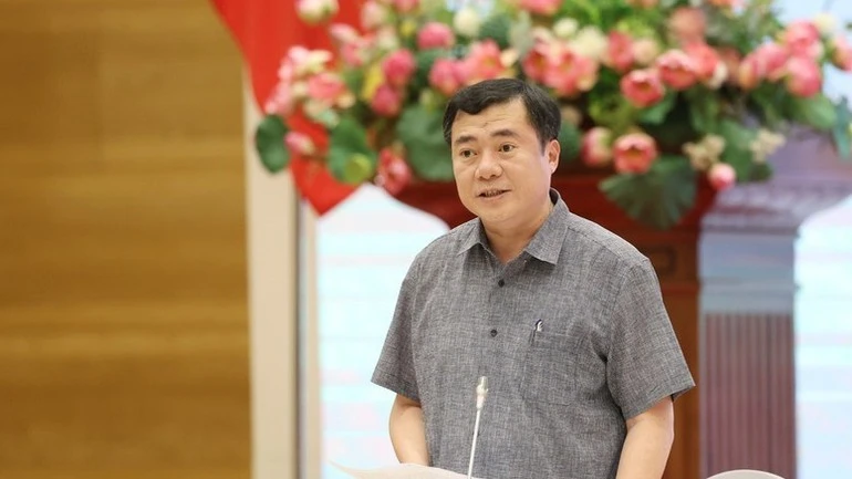 Thứ trưởng Công thương Nguyễn Sinh Nhật Tân trả lời câu hỏi của các nhà báo tại buổi họp báo.