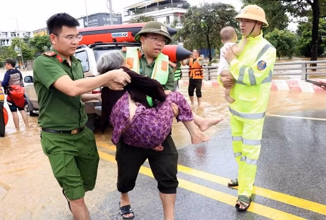 Lực lượng công an nỗ lực đưa người từ tâm lũ ở Thái Nguyên đến nơi an toàn.