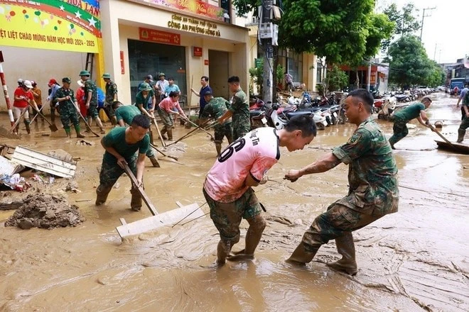 Bộ đội giúp Nhân dân thành phố Yên Bái dọn bùn đất sau lũ quét.