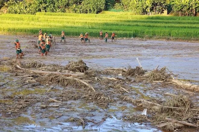 Lực lượng quân đội triển khai tìm kiếm các nạn nhân mất tích do sạt lở đất tại thôn Làng Nủ, xã Phúc Khánh, huyện Bảo Yên (Lào Cai).