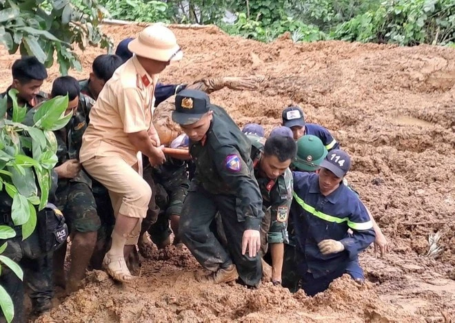 Các lực lượng chức năng đưa thi thể nạn nhân trong vụ sạt lở đất trên quốc lộ 34 làm 11 người chết tại tỉnh Hà Giang.