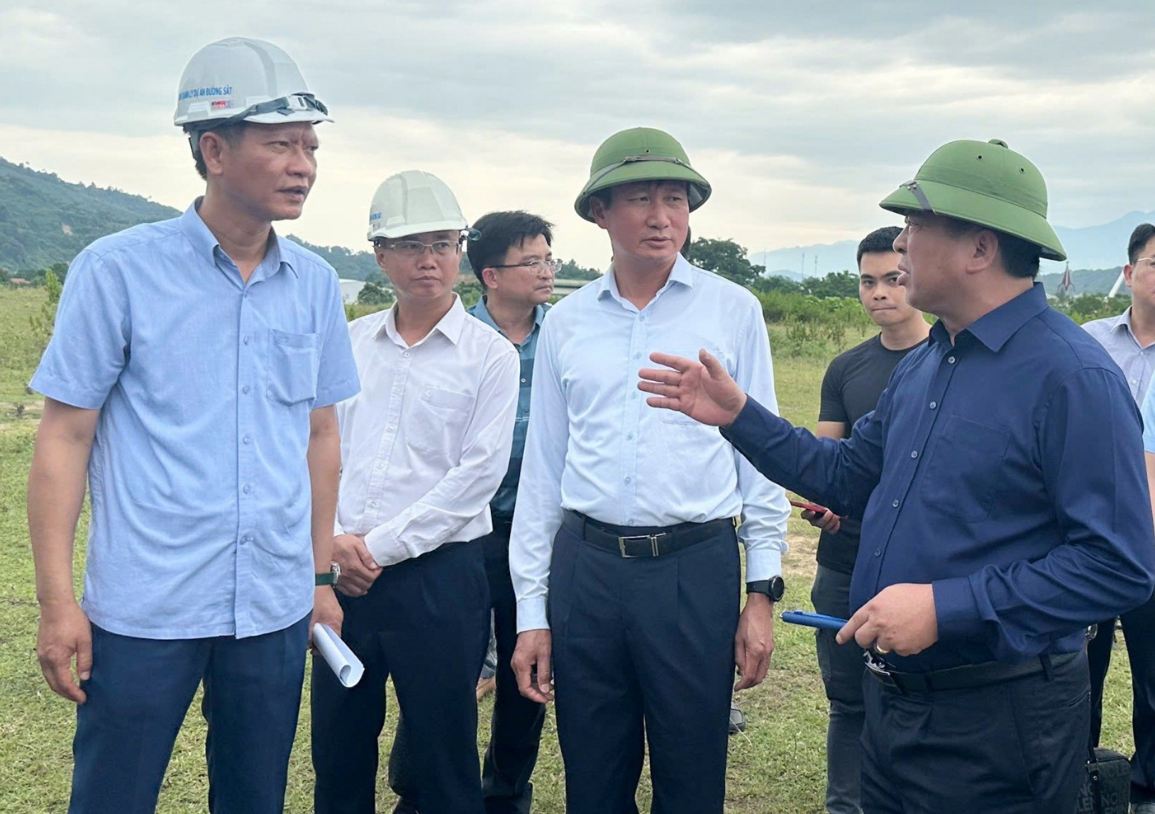 Bộ trưởng Trần Hồng Minh chỉ đạo địa phương tập trung triển khai công tác kiểm đếm, giải phóng mặt bằng, tạo sự đồng thuận cao với người dân trong việc bố trí tái định cư. br-5-8253.jpg