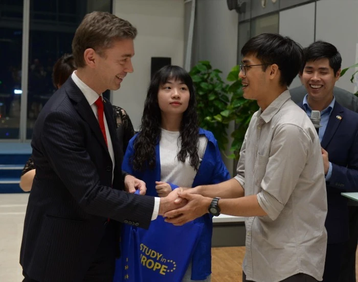 Dũng và các sinh viên đạt học bổng Erasmus Mundus gặp mặt với Phái đoàn châu Âu tại Việt Nam vào đầu tháng 7/2024.