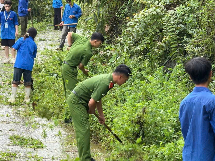 Đoàn viên, thanh niên tham gia vệ sinh môi trường. doan-vien-thanh-nien-chi-don-sach-tuyen-duong-thon-xom.jpg