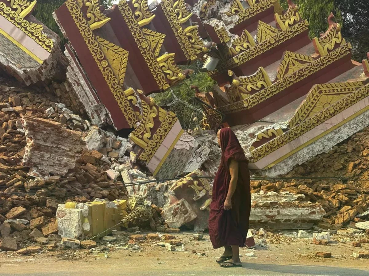 Một ngôi chùa ở Mandalay, Myanmar bị đổ sập hoàn toàn.