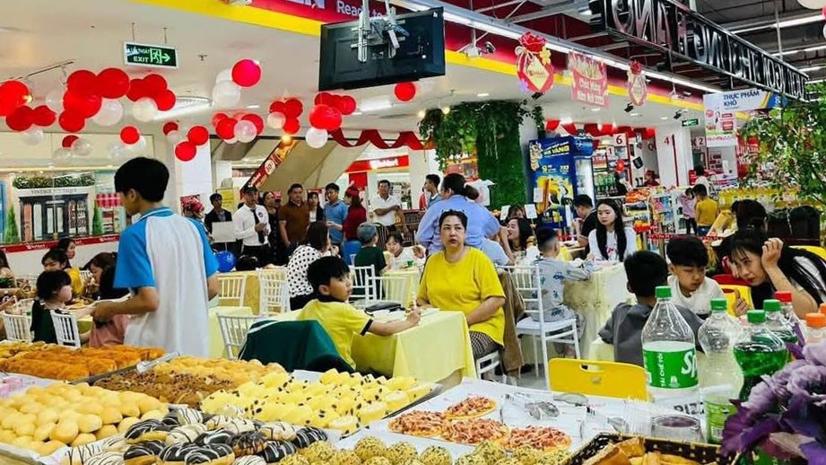 មនុស្សដើរទិញឥវ៉ាន់នៅផ្សារទំនើប Vincom Plaza ។ 495141050-1296341229159960-2561006336397645660-n.jpg