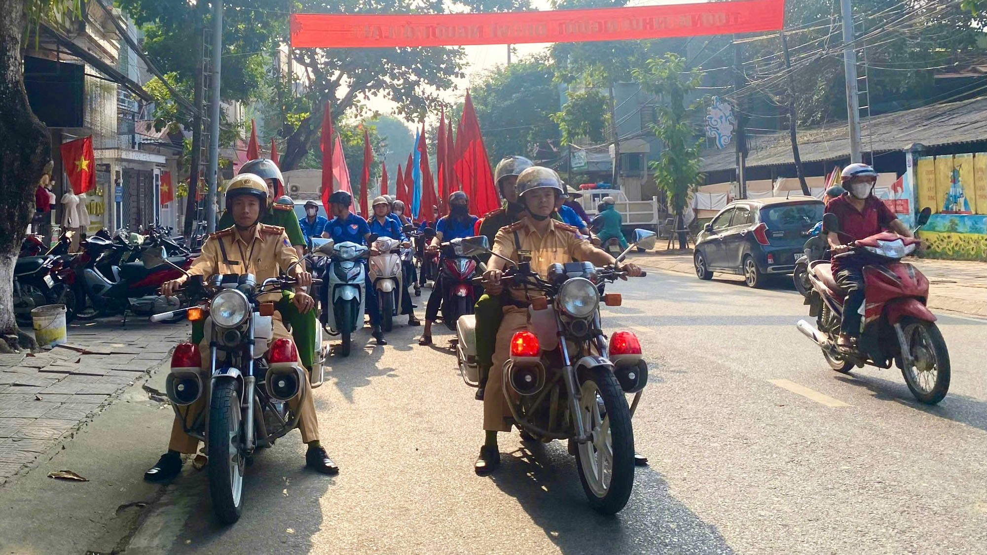 Diễu hành cổ động tuyên truyền an toàn giao thông d995114a-42f9-4060-97b7-d0c4f792929c.jpg