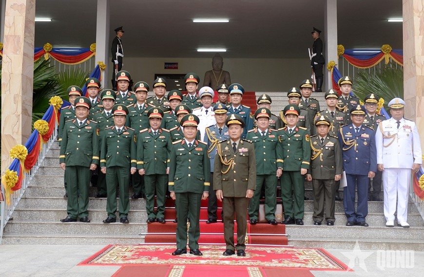 Đại tướng Nguyễn Tân Cương và Đại tướng Vong Pisen cùng thành viên hai đoàn chụp ảnh lưu niệm sau hội đàm. Đại tướng Nguyễn Tân Cương và Đại tướng Vong Pisen cùng thành viên hai đoàn chụp ảnh lưu niệm sau hội đàm.