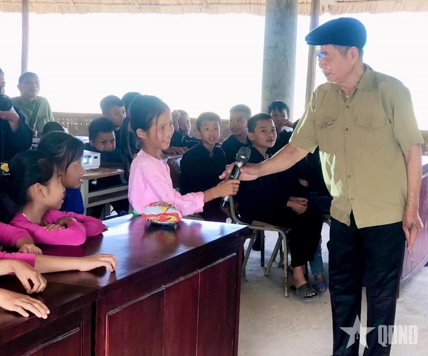 សិប្បករ Ma Thanh Soi បង្រៀនអំពីអត្តសញ្ញាណវប្បធម៌របស់ជនជាតិ Tay។ Nghệ nhân Ma Thanh Sợi truyền dạy bản sắc văn hóa dân tộc Tày.
